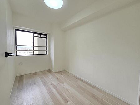 洋室4帖:北向きの窓からやわらかな光が入ります。