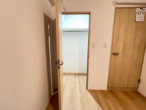 洋室：ハンガーパイプが付いているので、お洋服をたくさん片付けることができます。