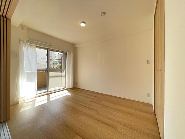 洋室：バルコニーに面したお部屋は日当たり、通風良好です！