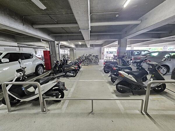 バイク置場があるので大切なバイクをゆったりと置くことができますね！