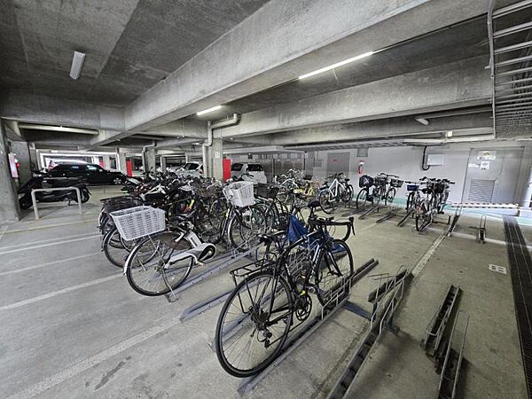 屋根付きの駐輪場で自転車が雨に濡れず安心！