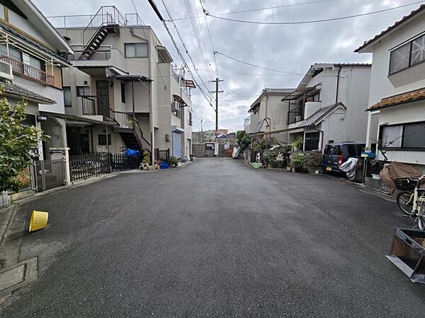 車通りの少ない前面道路でお子様にも安心。