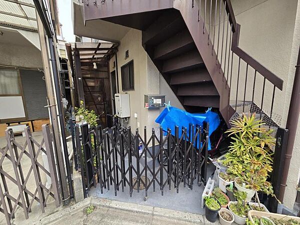 自転車やバイクを停めておくスペースもあります！