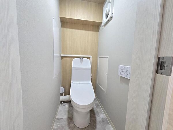 使いやすいサイドパネル仕様の温水洗浄便座付トイレです！
