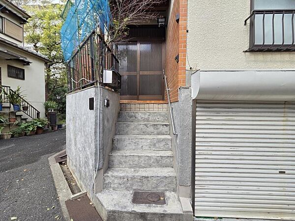 玄関前の階段には、防犯性が高まるメリットもありますよ！