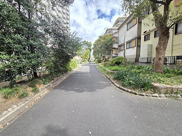 周りには高い建物がなく、空が広く感じられる立地！