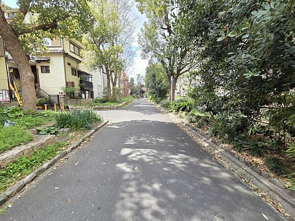 緑も感じる落ち着いた住宅地で、子育て環境におすすめです。