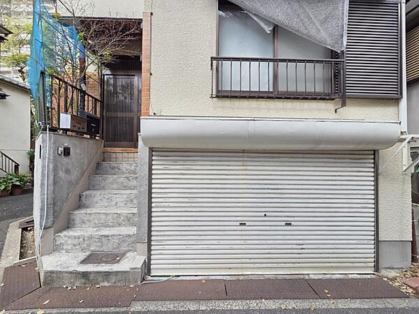ガレージが広く、駐車スペースとしてはもちろん物置などにもお使いいただけますよ