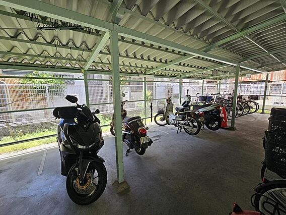 バイクも駐車可...