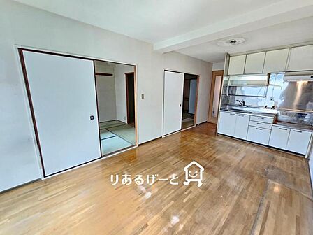 ＬＤＫ10．5帖：和室が隣接したリビングは、ご家族皆さまでゆったりお寛ぎ頂ける癒しの空間です！