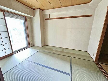 和室6帖：明るい採光の入るバルコニーに出ることができます。
