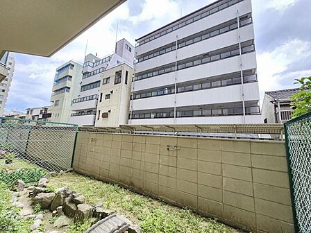 前面に建物はありますが、採光はしっかりと確保できています☆