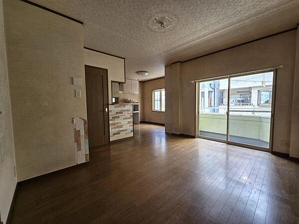 ＬＤＫ15帖：陽光がたっぷりと差し込む南向きの晴れやかな空間です
