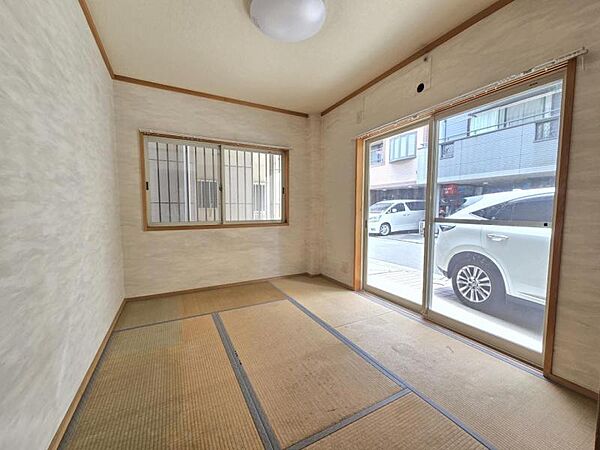 和室5．5帖：突然の来客にもサッとお布団を敷ける和室でしょう！