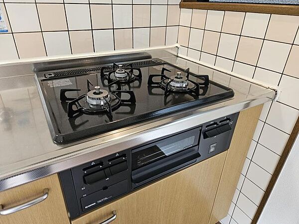 使い勝手の良さが考えられた3口コンロで、お料理の効率もアップ！