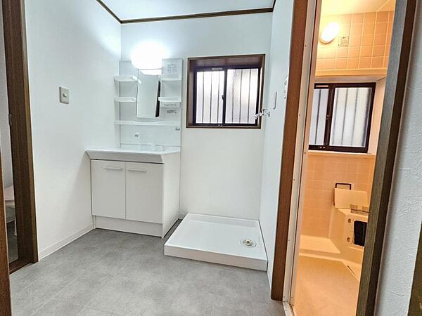 明るい洗面室で身支度もはかどります！