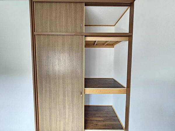 洋室8帖：収納には奥行きがあり、季節物の家電や寝具もスッキリと収納できます！
