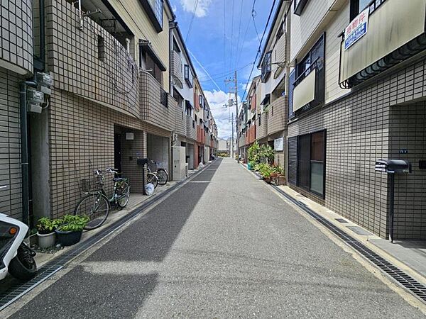 車通りの少ない前面道路でお子様にも安心。