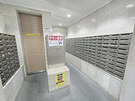 集合ポストで郵便物の出し入れも楽です。鍵付きで安心ですね！