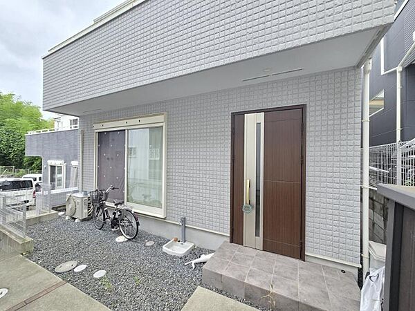 玄関前には水栓もあるので便利に使えますね！