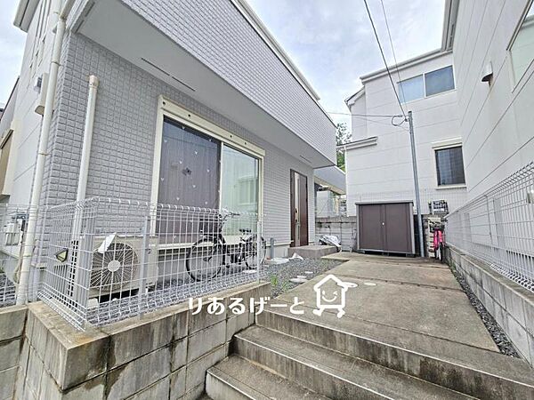 玄関前が広いので、お子様の水遊びや家庭菜園も楽しめますよ！