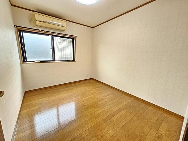 洋室5帖：お子様の部屋にもちょうど良い広さのお部屋です