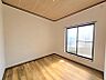 寝室：洋室4．5帖：バルコニーに面したお部屋はお布団などもサッと干せて便利ですね