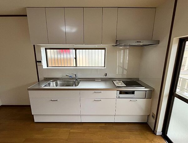 壁付のキッチンはダイニングとの一体感や開放感を感じることができます！