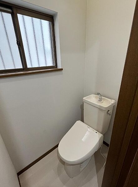 ホワイトのトイレは清潔感があって気持ちいいですね