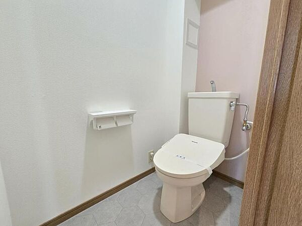 ホワイトのトイレは清潔感があって気持ちいいですね