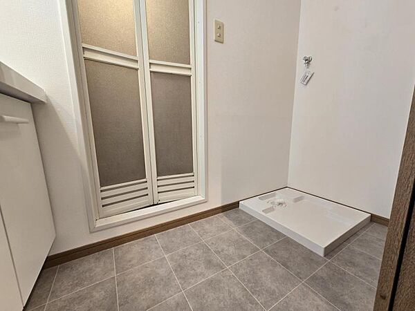 洗濯機置き場もある広めの洗面室は身支度もしやすいですね！