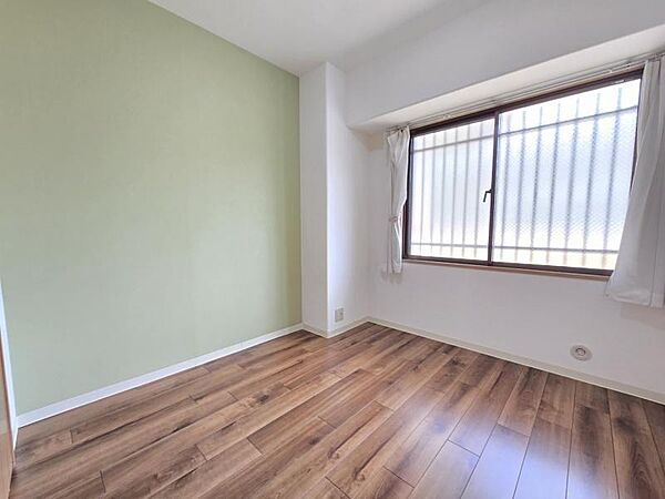 洋室4．5帖：コンパクトなお部屋ですが収納を設けており広くお使い頂けます！