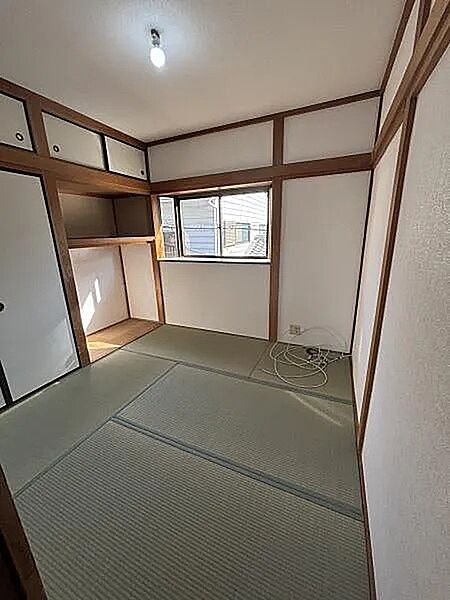 和室4．5帖：突然の来客にもサッとお布団を敷ける和室でしょう！