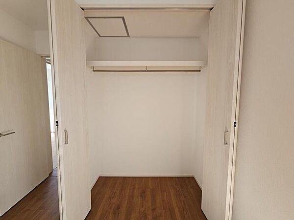 洋室6帖：収納力のあるクローゼットが備わっています。
