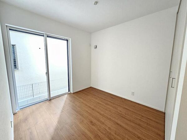 納戸5帖：大きな窓付きで、明るいお部屋です！