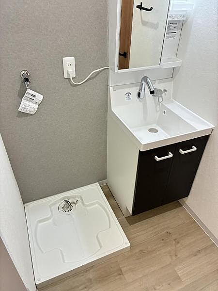 洗濯機置き場もある広めの洗面室は身支度もしやすいですね！