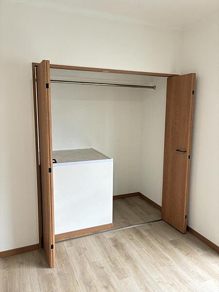 洋室6帖：収納力のあるクローゼットが備わっています。