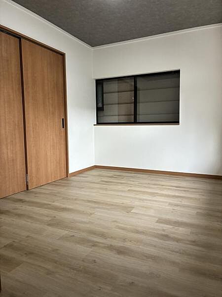 洋室6帖：リビングの延長としても個室としても使いやすい設計のお部屋です！
