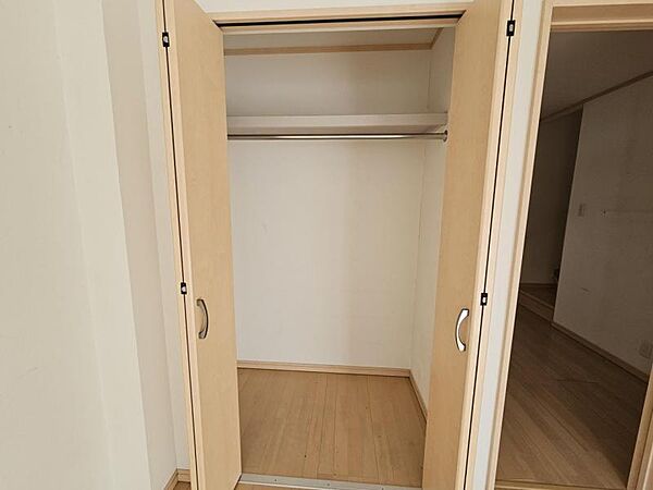 洋室6．25帖：長さのあるお洋服もらくらく収納できますね！