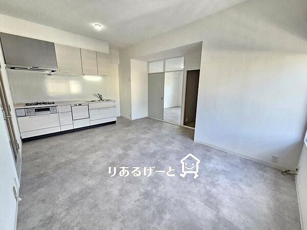 ＬＤＫ11．75帖：コミュニケーションが取りやすい真ん中リビングタイプの住戸です