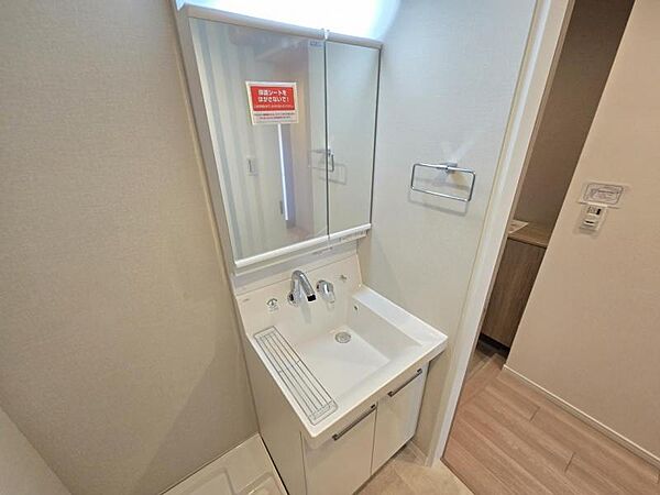 収納力と機能性に優れたお手入れラクラクの洗面化粧台！身支度もスムーズ！