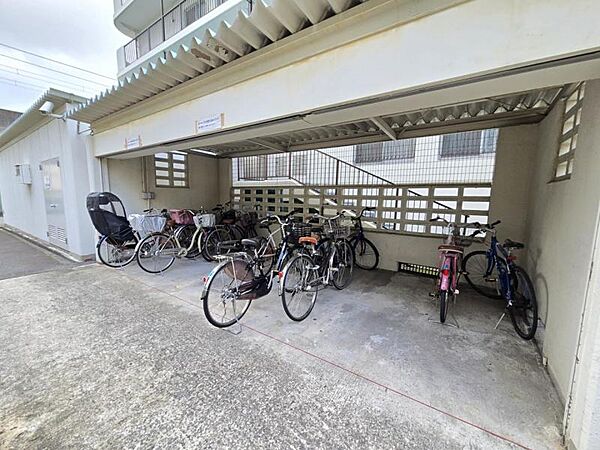 屋根付きの駐輪場で自転車が雨に濡れず安心！