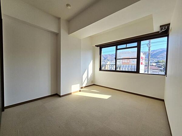 洋室6．1帖：ベッドやデスクなど、お好きなインテリアを揃え、お好みのお部屋づくりをお楽しみください！