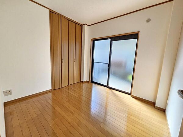 洋室5．25帖：1階に配置された洋室は、客間としてもおすすめ。