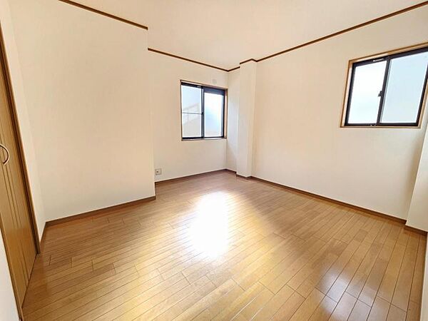 洋室7.5帖：2面採光で風通しも良く、お部屋の隅々まで明るい印象です