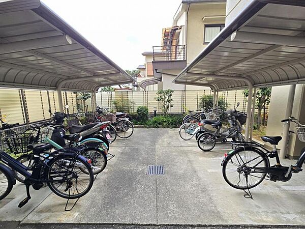 屋根付きの駐輪場で自転車が雨に濡れず安心！