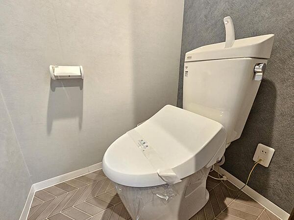 ホワイトのトイレは清潔感があって気持ちいいですね♪