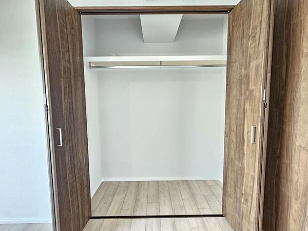洋室8帖：全体を見渡せ、ワードローブの把握がしやすいクローゼット♪