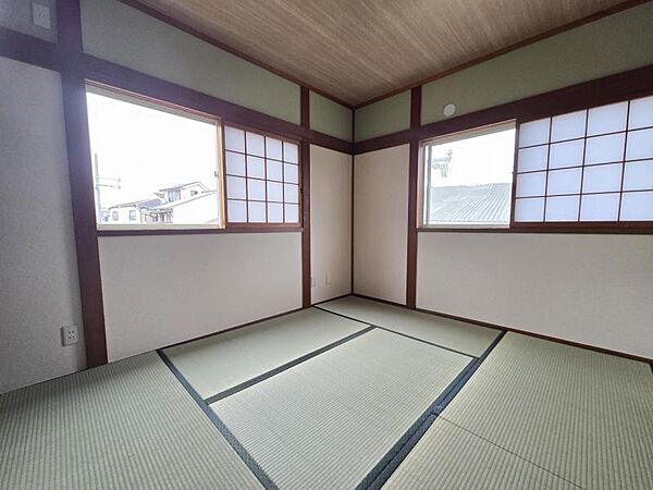 和室5．25帖：突然の来客にもサッとお布団を敷ける和室でしょう！
