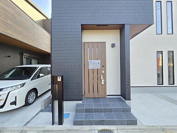 屋根があることで天候の悪い時も玄関前で濡れる心配がありません